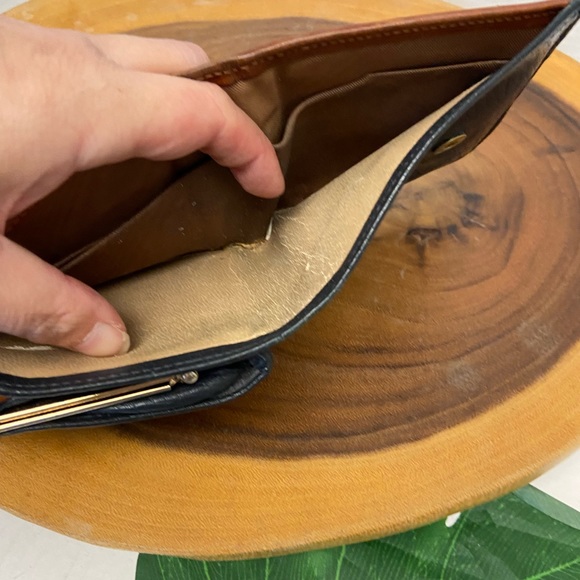 Dooney & Bourke Pebbles Leather Kiss Lock Billfold Wallet - Picture 7 of 11